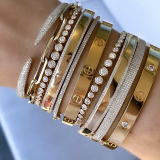 About: A classic paperclip bracelet with a clean, structured silhouette and a more substantial feel. Crafted in 14K gold, it adds a polished finish whether worn alone or layered.

Metal: 14K Solid Yellow Gold

Width: 4.30&nbsp;mm

Length: Adjustable 6-7"&nbsp;

Closure:&nbsp;Lobster clasp